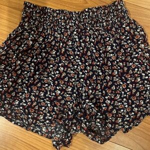 3/$20 Hollister XXS Navy shorts with rust/red white tan flowers.